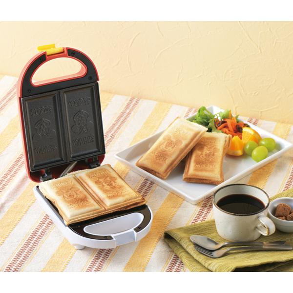 レトロ調の赤がアメリカンな印象のミッキー＆ミニーのコンパクトなホットサンドメーカー。焼きたての、サックリとしたホットサンドをご家庭で作れます。焼きたての、サックリとしたホットサンドをご家庭で手軽に楽しめます。特徴ミッキーとミニーのフェイスと...