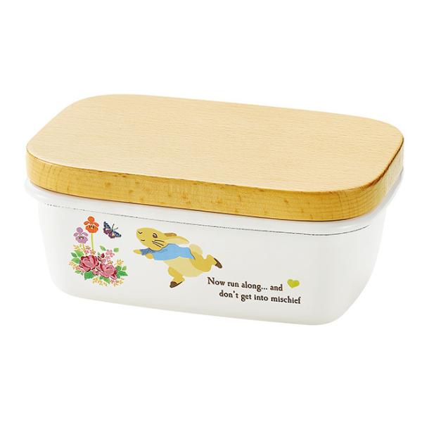 ピーターラビット バターケース（木蓋）(PR-0303)ピーターラビットのかわいいバターケースですピーターラビットの絵本の世界をイメージしたかわいいバターケースです。汚れやニオイに強いホーロー製なので、清潔にお使いいただけます。商品サイズ：...