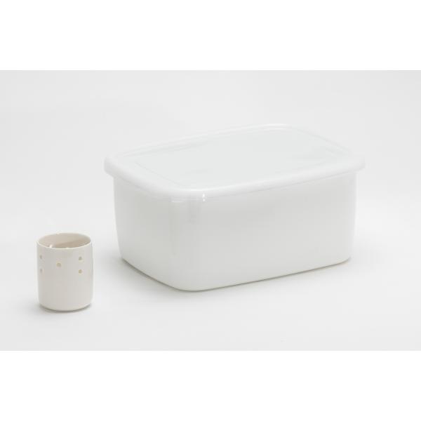 冷蔵庫用ホーローぬか漬け容器(水取器付)WT(YH-805) ご家庭で手軽にぬか漬けが作れるホーロー製の容器です。冷蔵庫内に丁度良く収まる角型タイプ。野菜から出る余分な水分を取る水取器付。表面はガラス質で、食材の味を変えにくく、匂いも移りに...