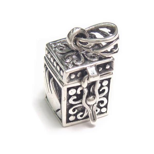 Vo[925 łƕݍ񂾂悤Ȗ͗l̏ȕΔ̃y_ggbv