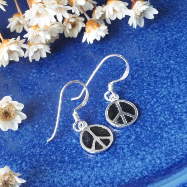 シルバーピアス ピースマークがシンプルかつかっこいいフックサガリピアス Sp 01 0 シルバーとアクセサリーのゆかたん 通販 Yahoo ショッピング