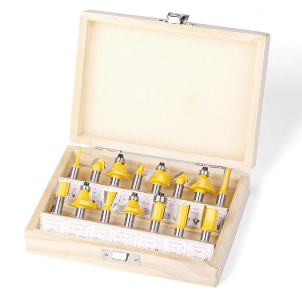 【商品説明】・タングステン鋼合金製の刃部を採用。表面塗装により美しい仕上がりを実現し、最大の強度と耐久性を備えています。溝ほり・面取り・飾り面加工など幅広い加工に対応。・経験豊富な大工も選ぶ、使用頻度の高いビット15本をセット。木製収納ボッ...