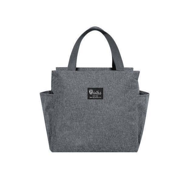 【商品説明】・大容量でシンプルなデザインのランチバックです。・保冷保温どちらも兼ね備えているので、オールシーズン使用できます。・サイドポケット付きで水筒や折りたたみ傘などを入れることができます。・撥水加工がされています。・開け閉めがしやすい...