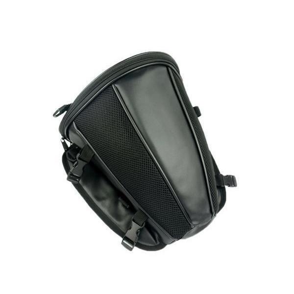 【商品説明】・バイク用のカウル型シートバッグです。・固定ベルト付きでシートにしっかりと固定することができます。・小物や雨具入れとして最適です。・バイクから取り外した後は手提げバッグとしてや、付属のストラップでショルダーバッグとして使えます。...