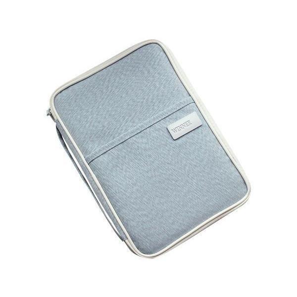 【商品説明】・抜群な収納力の母子手帳ケースです。・ブック型なので開くと取り出したいアイテムが一目瞭然ですぐに取り出せます。・持ち手付きなので、お子様を抱っこしながら持つことができます。・Sサイズ、Mサイズ、Lサイズ全ての母子手帳に対応してい...