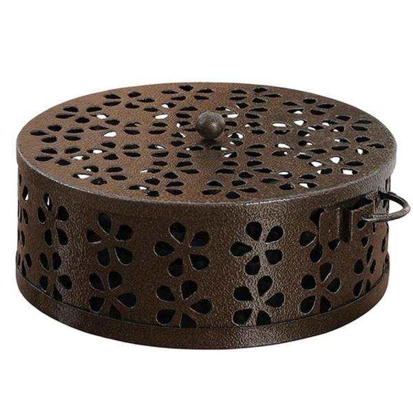 【商品説明】・蚊取り線香をちょっとおしゃれにする蚊取り線香入れです。・受け皿がついているので灰があふれにくくなっています。・取っ手付きなので移動させるのが簡単にできます。・3点の足と重量で簡単にひっくり返らないようになっています。【商品仕様...