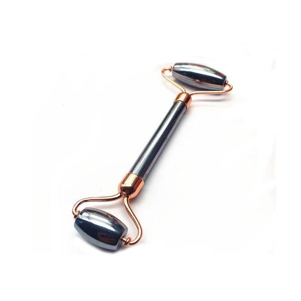 【商品説明】・テラヘルツ鉱石で作られているフェイスローラーです。・2つの大きさのローラーがあり、マッサージする部位によって使い分けができます。・ローラーは肌の曲線に合わせてスムーズに動きます。・顔だけではなく、全身に使用することができます。...