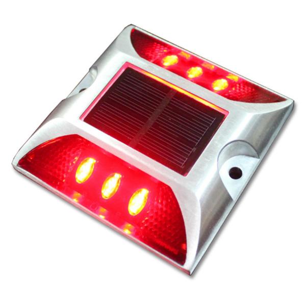 【商品説明】・ソーラー充電式のLEDライトです。・LEDライトと反射板で目立つようになっています。・固定する場合はネジまたは両面テープ、接着剤などを使用してください。・暗くなると自動で明かりがつくようになっています。【機能】【商品仕様】カラ...