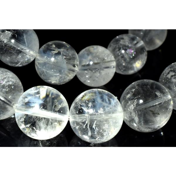 【材質】希少◇マダガスカル産 エンジェルラダークォーツ 産地：マダガスカル【サイズ】約7.5mm（±0.5mm）【腕周り】約15cm(伸縮性有り)【重さ】約15g【特徴・意味】透明度高い水晶の中で美しい光のシャワー幻想世界をお楽しみいただけ...