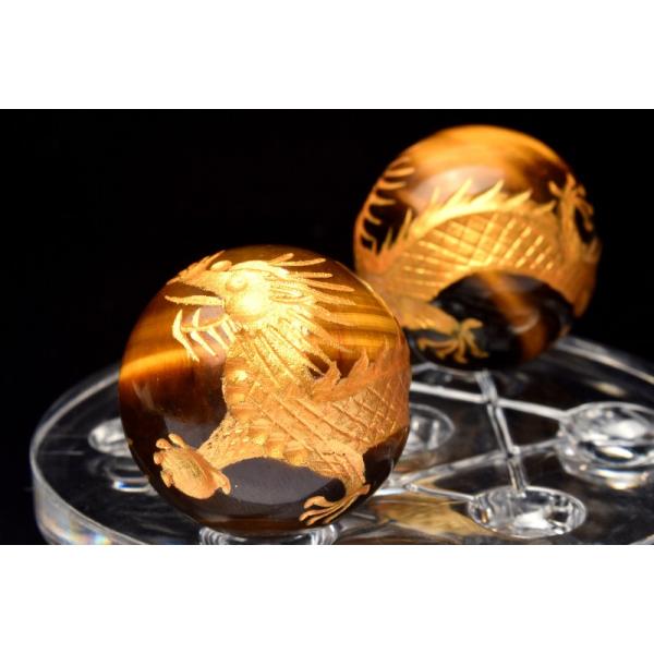 黄金の獅子✨美麗✨ラブラドライト丸玉 金色スタンド付き 五爪皇帝龍 イエロータイガーアイ 30mm 金彫青龍 丸玉(台座付き