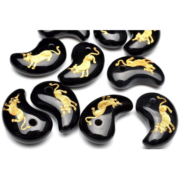 お守りに オニキス 30-31x19-20mm 勾玉 金彫り 白虎 ルース 1個売り