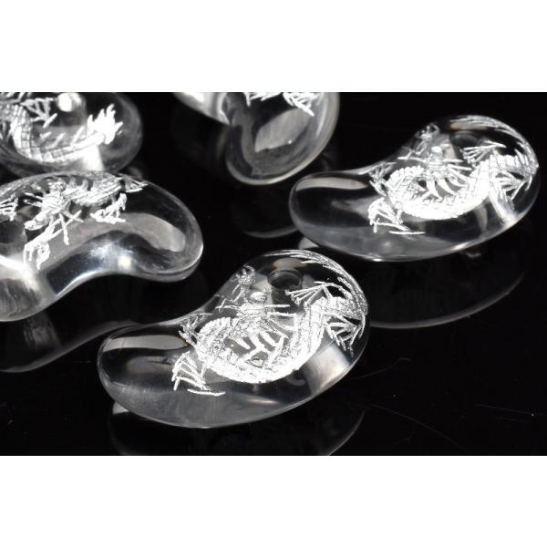 青龍彫刻のお守り 水晶 30-31x18-20mm 青龍銀彫 勾玉 ルース 1個売り