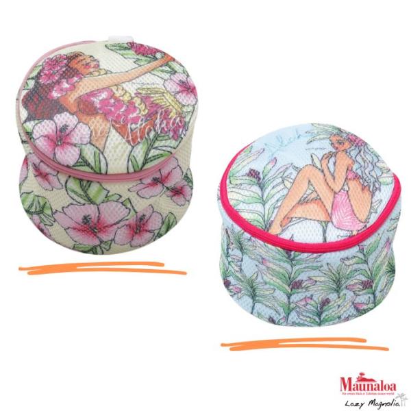 〇商品名SUランドリーマルポーチ〇ポイント人気の Mighty Su アートが描かれた、ランドリーポーチ。摩擦によるシワや型崩れを防ぎ、大切なフラアイテムの魅力を保ちます。レッスンバッグから見えてもかわいいデザインで、レッスン後のアンダーウ...