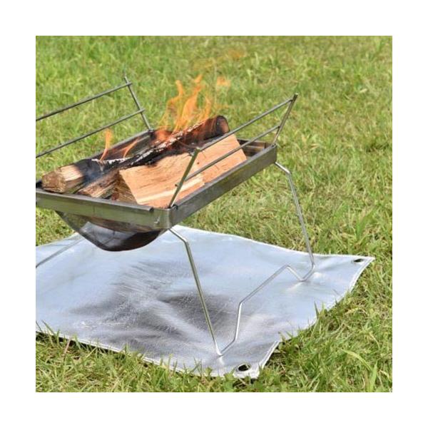 火床の熱・火の粉・こぼれた薪から地面をガードする不燃プロテクトシート。不燃グラスファイバー繊維の表面に厚口アルミニウムを蒸着し、アルミニウムの熱放射の力で、地面に熱を伝える前に空中に熱を放射するので、地面へのダメージを劇的に軽減できる。※一...