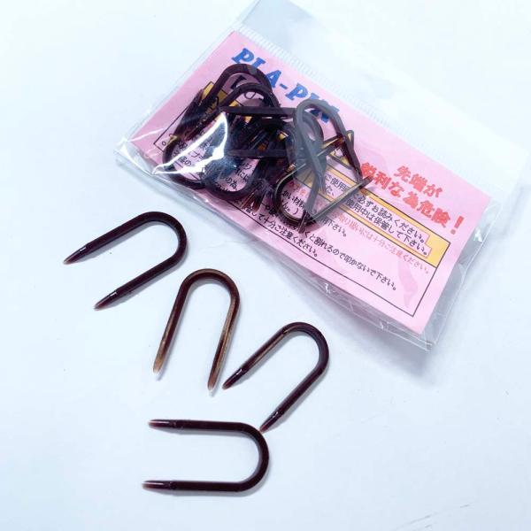 パルダリウムやビバリウムなどの壁面に使用する植えれる君やエピウェブ等の植栽パネルに植物を固定するクリップ。プラスチック製なので錆びません。サイズ：30mm×16mm(内寸12mm)材質：PS