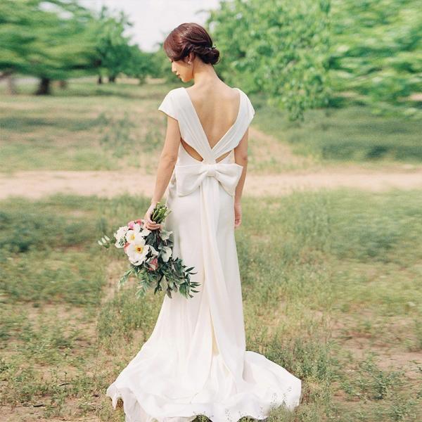 ウエディングドレス カラードレス 大きいサイズ 二次会 花嫁 結婚式 赤 白 ウエストリボン エンパイアライン スレンダーライン トレーンドレス