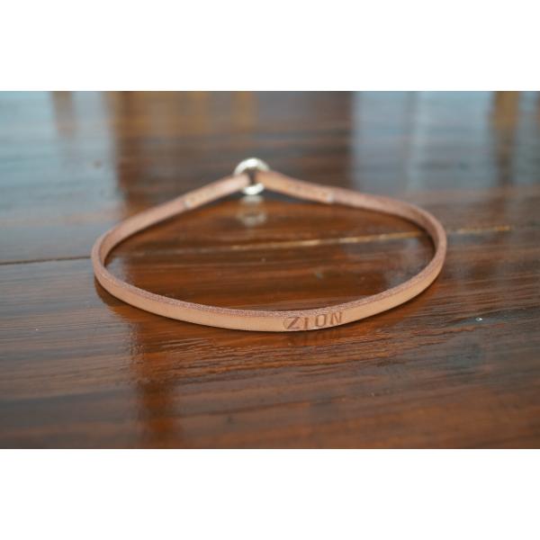 犬用の革製チョーカーを受注生産（納期：約1か月）いたします。ネーム・電話番号を打刻できますので、チョーカーを装着することで迷子札代わりになります。革は牛ヌメ革。エイジングによりアメ色に変化していきますので、経年使用で味わい深い色になり、愛着...