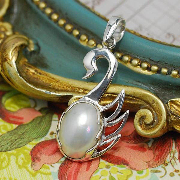 マベ真珠 スワン ペンダントトップ ぷっくりマベがノーブルなホワイト