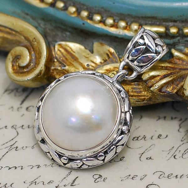 マベ真珠 ペンダントトップ アンティーク調のシックで上品なデザイン