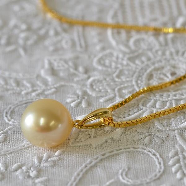 シックで華やかな9mmシャンパン白蝶真珠ペンダントトップ 日常に