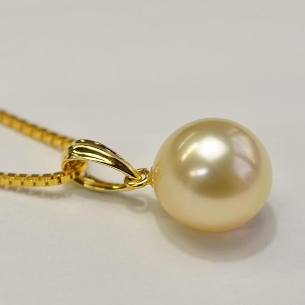 シックで華やかな9mmシャンパン白蝶真珠ペンダントトップ 日常に