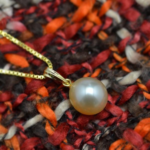 シックで華やかな9mmシャンパン白蝶真珠ペンダントトップ 日常に