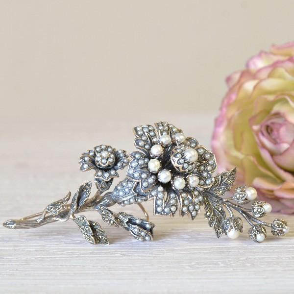碌山 シードパールフラワーブローチ たっぷりのパールをあしらった