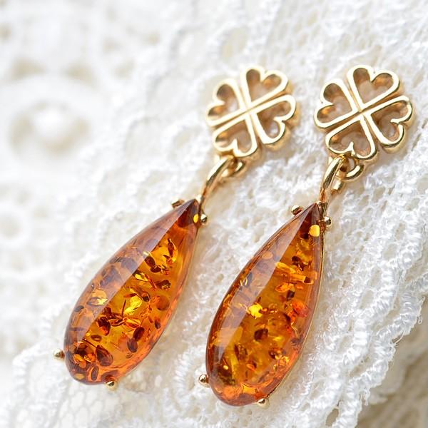 ドロップ 琥珀 クローバー ピアス グリッターがキラキラ浮かぶ