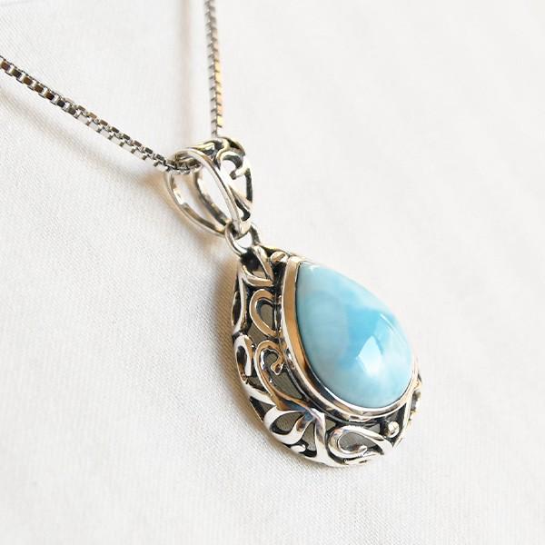 ラリマー ペンダントトップ 海のような青が揺らめくクラシカルデザイン