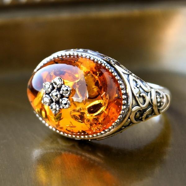 碌山 リトアニア産 琥珀 アラベスク リング 大粒アンバーのゴージャス