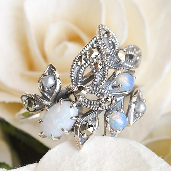 碌山 オパール バタフライ リング 蝶々を引き寄せるオパールの煌めき