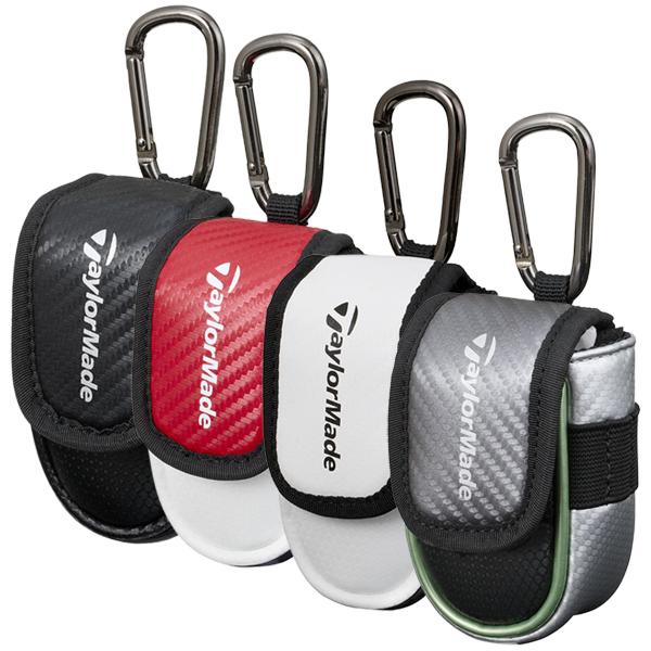 合成皮革素材を採用した２０２５年モデルです。マグネット式の開閉フラップで、ボールの出し入れをしやすく設計しました。ゴルフボール２球の収納が可能で、ティ挿し用のベルトやバッグなどに掛けられるカラビナも装備しています。