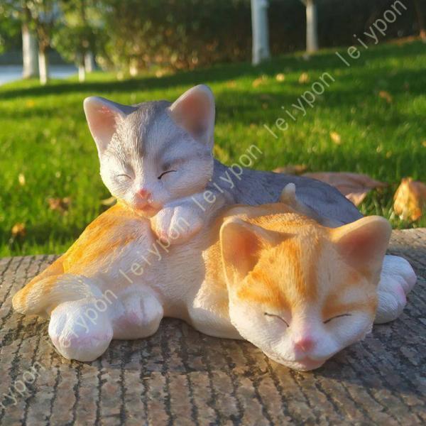 置物 猫 樹脂 レジンキャスト オブジェ うつ伏せの猫 赤い服を着