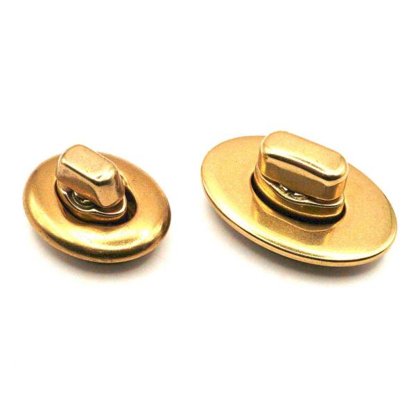 ■用途/特長オーセンティックなデザインの小判型真鍮製ヒネリです。小サイズは小ぶりのバッグやポーチに、大サイズは大きめのダレス、ショルダーバッグなどにご使用いただけます。使い込むほどに風合いが変化し、真鍮ならではの魅力が増していきます。サイズ...