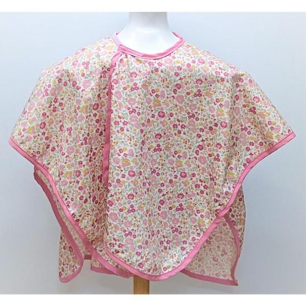 化粧 ケープ Lサイズ 花柄 ピンク 日本製 MELFAヘアーブラッシング時やメイクアップ時に発生する抜け毛やパウダーダストをキャッチ。大切な洋服、衣装を汚さないように守ります。大き目サイズなので広くカバーし、首まわりは使い勝手の良いマジッ...