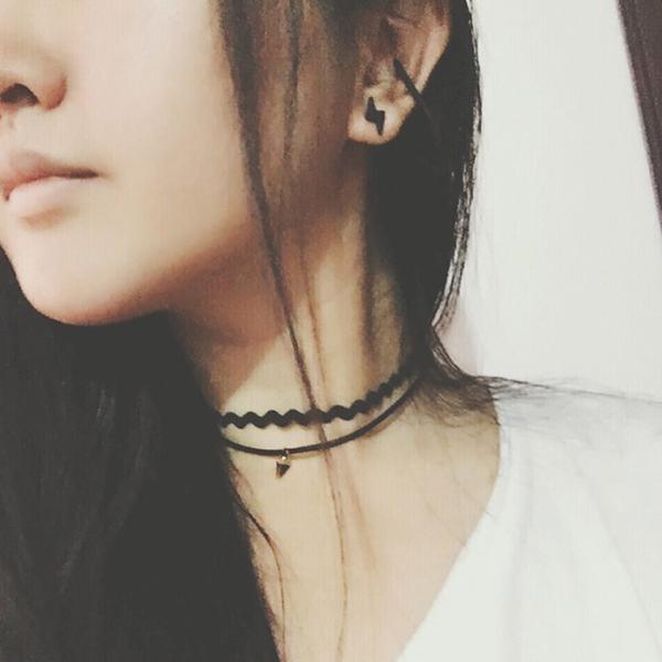 黒 シンプル ウェーブチョーカー♪トライアングルのパーツがアクセント かわいい