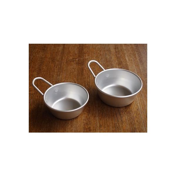 アルマイト コップ シェラカップ キャンプアルマイト（アルミ）で出来た、軽くて丈夫なマッコリコップ。キャンプでは、本来の用途であるマッコリを飲んだり、火にかけることも出来るので多様にお使いいただけます。※アルマイト手付マッコリコップは直接火...