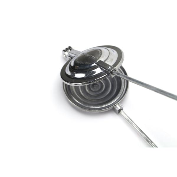 Toas-Titeは1945〜1953年 8年という短い期間で製造を中止した、アメリカイリノイ州でキャンプ向け料理器具メーカー。2011年に復刻し、アメリカ国内を中心に販売を行っています。熱伝導率の高い丸型のアルミ鋳造を使用し1、2分で様々...