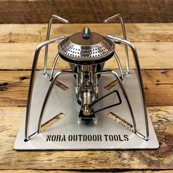 SOTO ST-310、ST-330、ST-340共通で使える遮熱マットです。使い方は簡単、遮熱プレートをテーブルに敷いて、スリットにバーナーの脚を合わせるだけ。※バーナーの脚にシリコンのカバーを取り付けている場合はスリットに脚が嵌まらない...