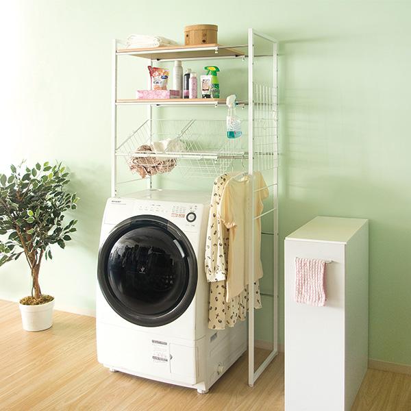 洗濯機周りに洗剤や洗濯バサミなど小物の収納にお困りの方にオススメのランドリーラック『Rizo（リソ）』。横幅65〜90cmの伸縮タイプでお家の洗濯機に合わせて設置が可能です。洗濯機上の空いたスペースを有効活用してスッキリ収納♪ニ段の可動棚は...