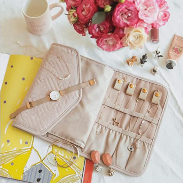 持ち運び簡単！折り畳みアクセサリーケース！中にはジッパーつきの収納があるから、細かいものや、時計、ブレスレットなども落とさず安心！ピアスやリングたくさん収納できます。アイライナーやリップなどの細かいメイク道具なども収納できます。これ一つでラ...