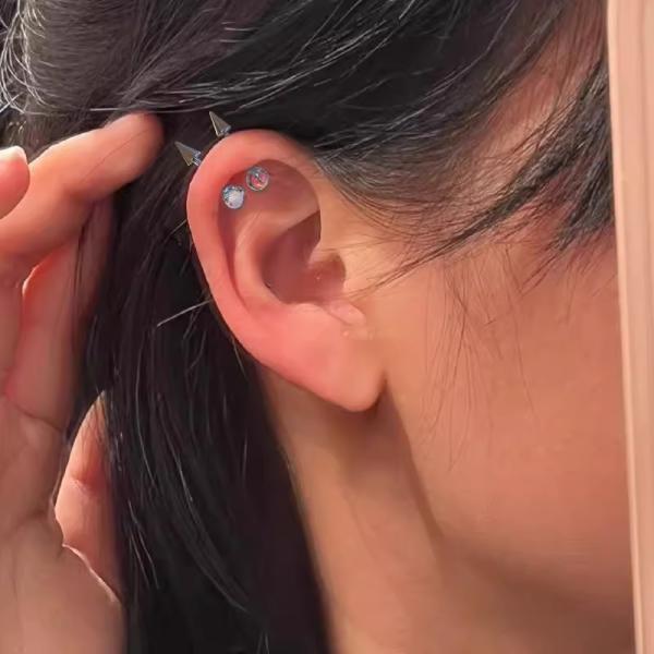 スパイクピアス 軟骨ピアス ボディピアス 2個セット オーロラ ストーン付き コーン スタッズ ヘリックス 韓国 メンズ レディース