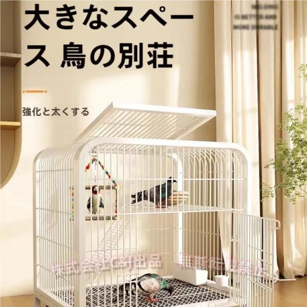 衝撃に強い金網素材で作られており、耐久性があり長持ちします。鳥かごは、広々とした空間で鳥が快適に過ごせる大型バードゲージです。ルームエリアを分けられるため、複数の鳥を飼っている方に最適なインコケージです。鳥かごの下に設置されたローラーにより...