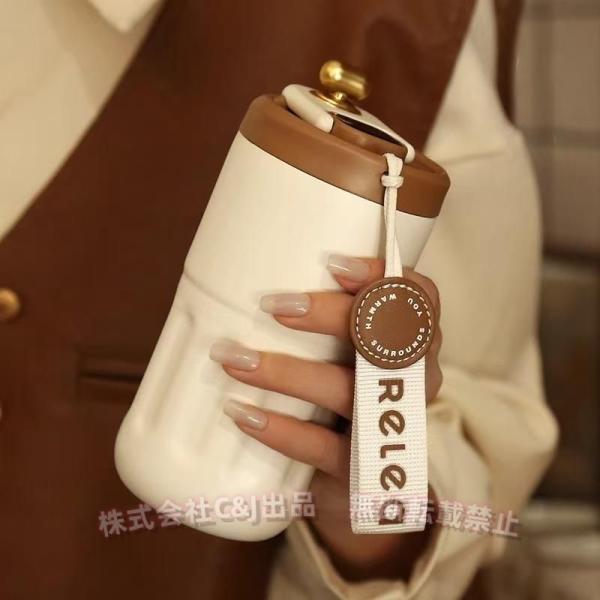 【抜群の保温・保冷効果】保温効力:74度以上(12時間)/保冷効力:11度以下（24時間）。保冷・保温に優れた真空断熱二重構造の水筒なので長時間の飲み頃の温度をキープします。男の子＆女の子両方も適用です。【LEDディスプレイ画面】-スマート...