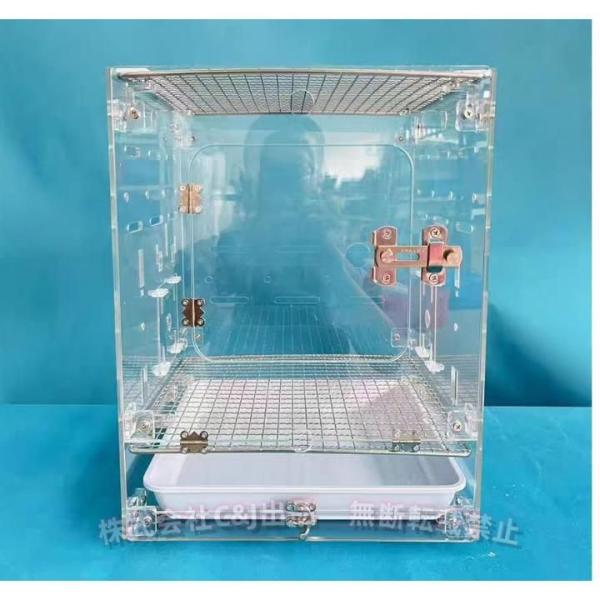 小型、中型、大型の3種類のサイズから選ぶことができます。鳥の種類や大きさに合わせてお選びください。安全で耐久性があり、清潔で管理が便利なアクリル鳥かご。鳥を傷つける心配がありません。臭いや錆びがないので、いつでも快適な環境を提供します。環境...