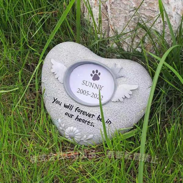 材質 防水樹脂製で、本物の石のような外観と手触りです。大切なワンちゃんのレジン製メモリアルプレートです。お庭の一角にペットのお墓、墓石として、また、室内の仏壇・仏具としてもお使いいただけます。