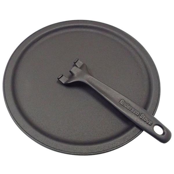 【商品名】　AndersenStove ピザパンセット 541268 【商品説明】　・ハンドル長さ:20cm・ピザパンサイズ:外径28cm、内径24.5cm・材質:鋳鉄・製造国:日本 【サイズ】　高さ : 4.30 cm　横幅 : 29.3...