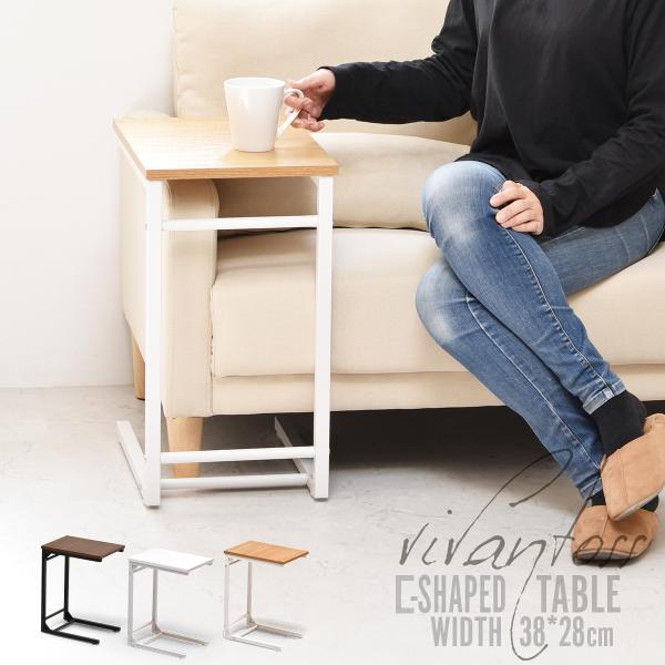 シンプルなコの字のデザインに、機能性と耐久性を持ち合わせたサイドテーブル。ベッド脇のサイドテーブルとして使ったり、ソファ周りのコーヒーテーブルとして使ったりするのにおすすめです。底面部分にはバーがないためソファやベッドの隙間に差し込め、グッ...