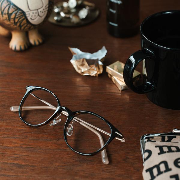 [Release date: November 21, 2022]かけることが嬉しくなる、おしゃれなアイウェアエア スカンディ。一見普通の眼鏡と変わらない見た目なので、オンオフ問わず気軽に使える老眼鏡です。多くの人に似合う人気のボストン型に...