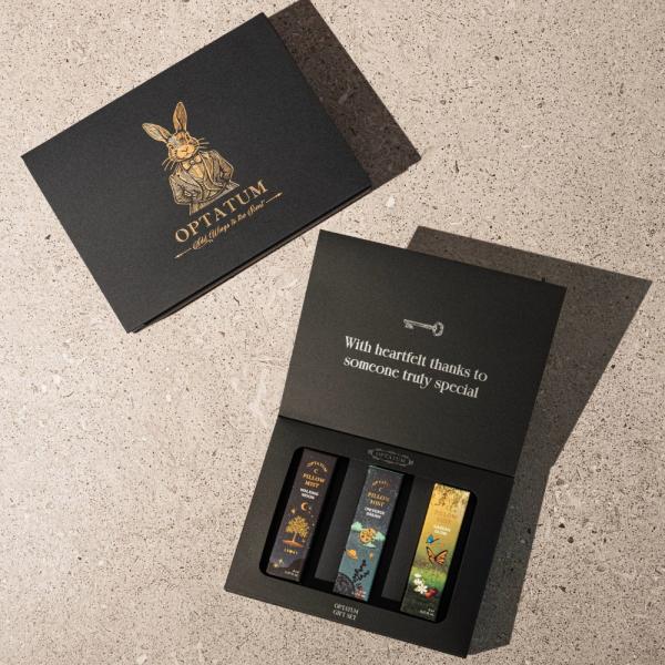 ＜オプタウムピローミストスマート詰め替え用 8ml 3点ギフトセット＞ 上質な眠りと香りを旅先でも。OPTATUMのスティック型ピローミストスマート（8ml）は、人気の香りを持ち運べるリフィル式。ユニバースドリームなど3種の香りで、毎晩のリ...